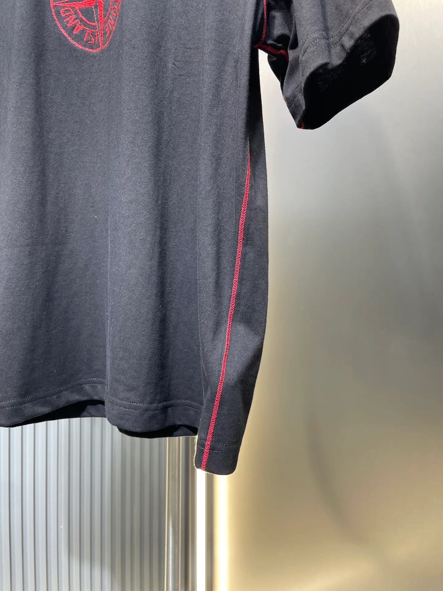 🅿️280 Stonelsland badge embroidered short sleeves. Customized elegant black silk cotton and linen plain fabric. Delicate and smooth, comfortable and skin-friendly. The iconic red Compass badge embroidery on the chest highlights the brand's imprint. Stitch art. The beauty of contrasting colors. The red stitches jump on the black base. The collision of fashion and creativity exudes irresistible charm. Process 1: Using imported machine embroidery technology, using advanced computer control systems and precision mechanical components to realize the red Compass badge embroidery operation. High precision, smooth and delicate lines. Process 2: Special machine for back-bottomed topstitch fine sewing. Special machine is used for topstitch sewing. The reverse side of the clothing is required to be carefully prepared before sewing. Ensure straight sewing lines, even stitches, smooth edges and beautiful appearance. Process 3: The fabrics are washed and have a better hand feel. Not easy to deform, not easy to shrink, not easy to fade, and maintain long-term beauty. Accessories: Customized 1:1 Stonelsland trademark. Version: Loose fit Size: S M L XL Style number: 25142-A20